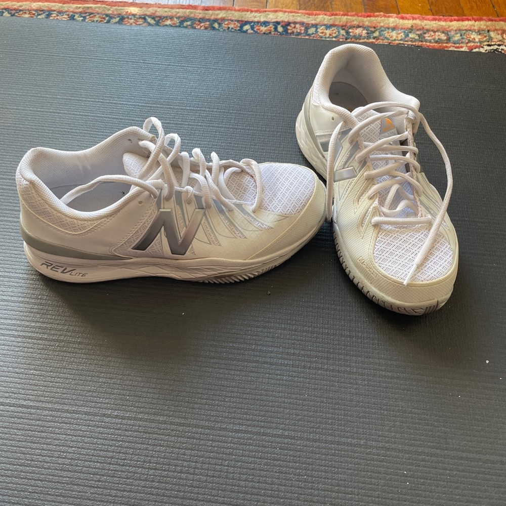 New Balance 1006 Hard Court Tennis Shoes Womens 9 US width D -WIDE  White/Gray